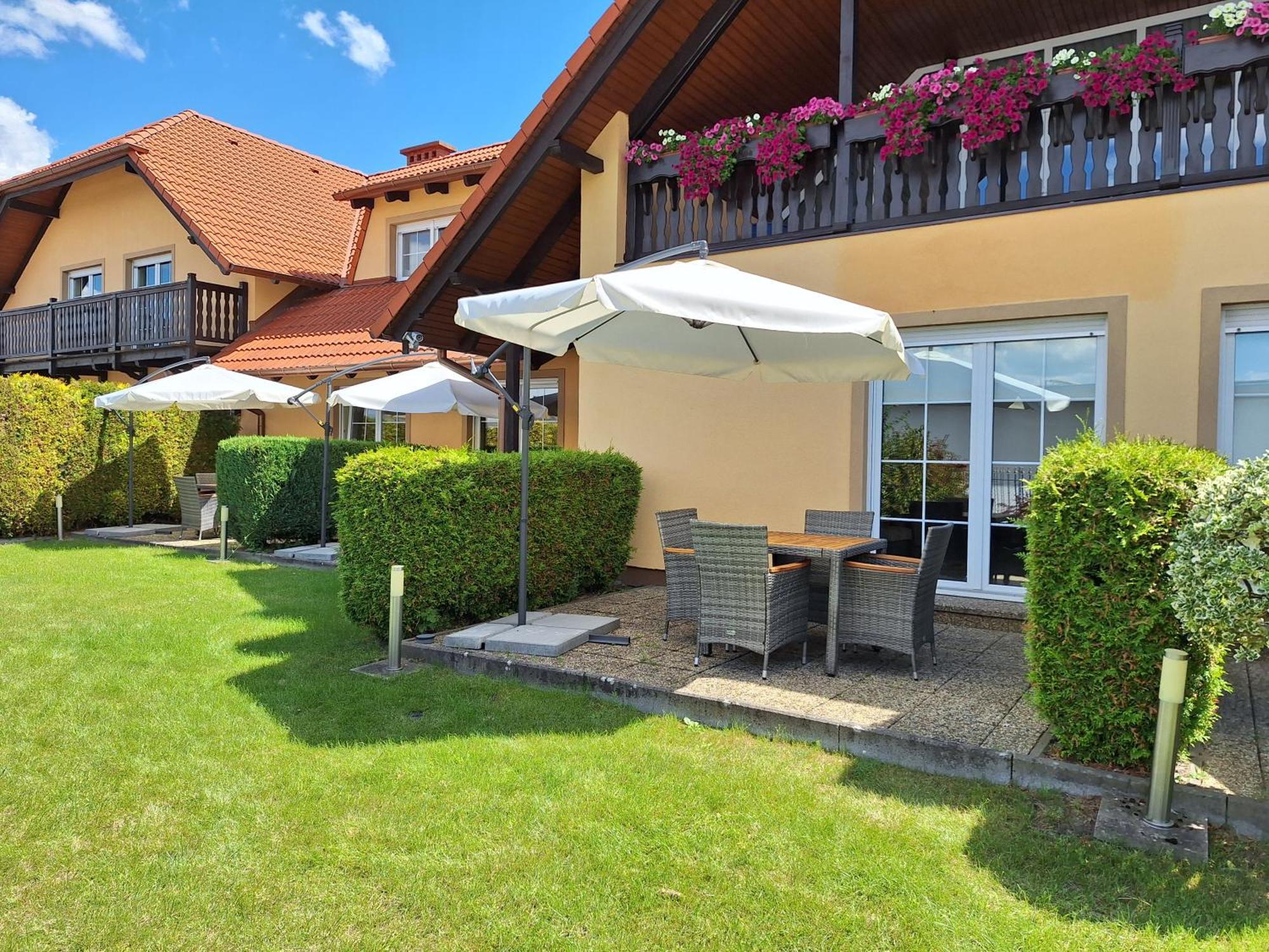 Villa Justina Хажукови Екстериор снимка